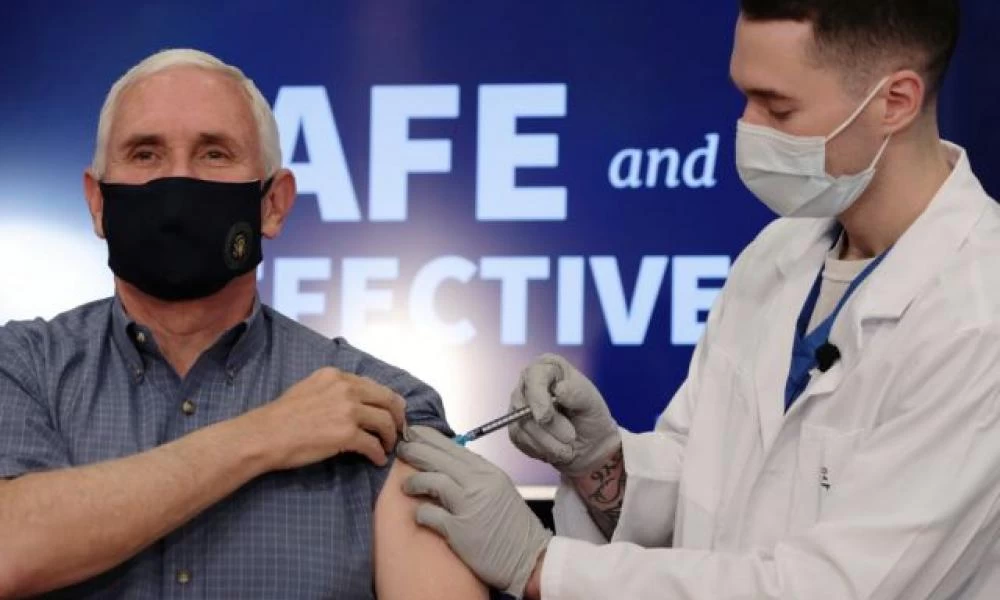 Εμβολιάστηκε σε ζωντανή μετάδοση ο ο αντιπρόεδρος των ΗΠΑ, Μάικ Πενς